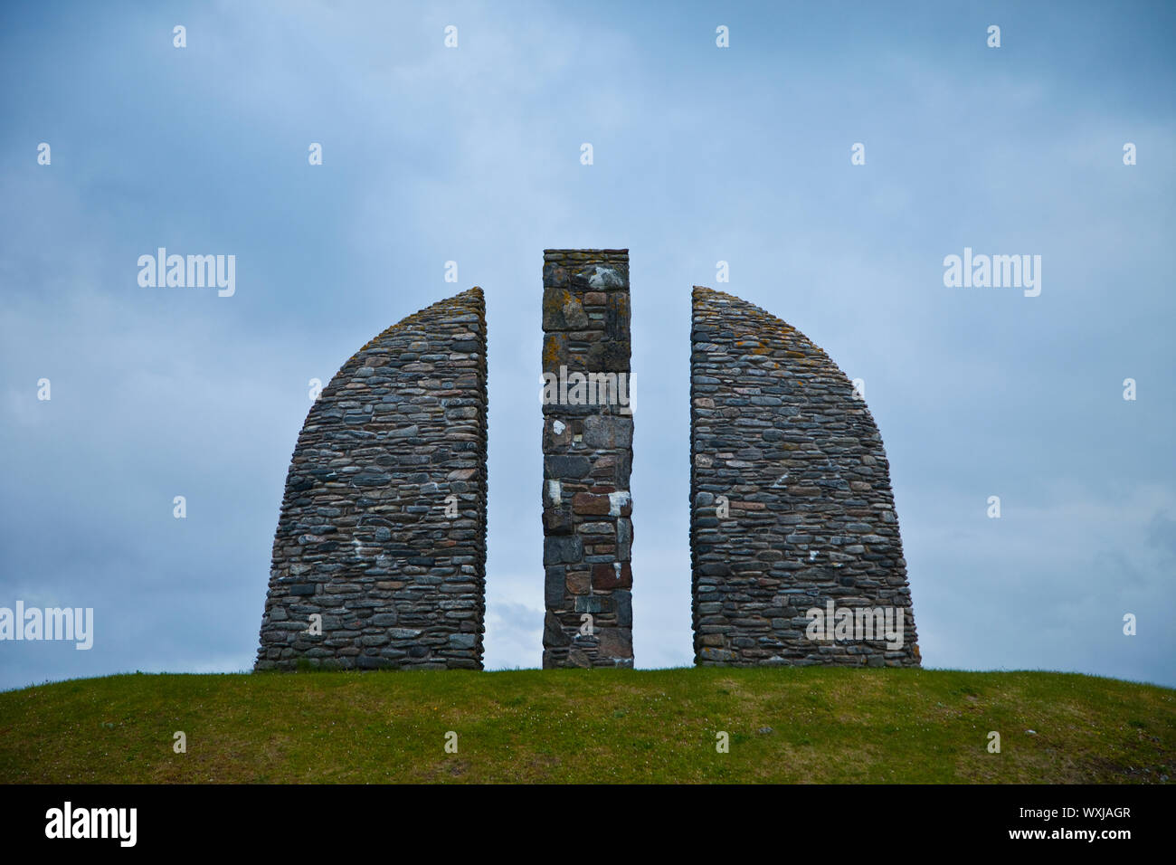 Monumento a los Héroes. Memorial Cairn to the Grials & Coll Raiders