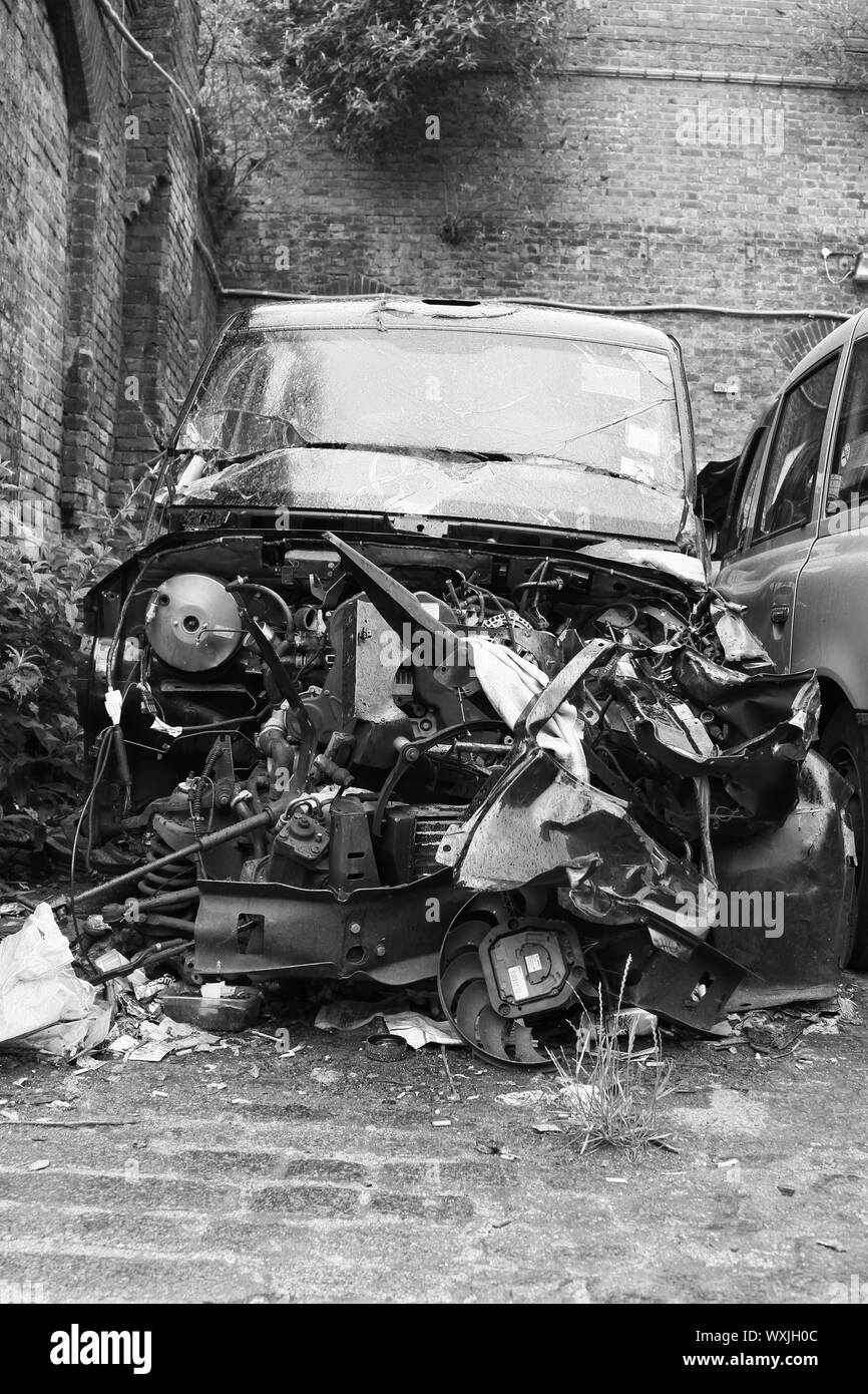 GOVERNMENT SCRAPPGE SCHEME TO RID THE ENVIRONMENT OF DIESEL ENGINES AND TO ENCOURAGE THE GENERAL PUBLIC TO BUY ELECTRIC VEHICLES. PICTURE OF SCRAPPED LONDON TAXI. BLACK AND WHIRE IMAGE. MONOCHROME IMAGES. RECYCLING METAL. ALUMINIUM. STEEL. PLASTIC. BATTERIES. Stock Photo
