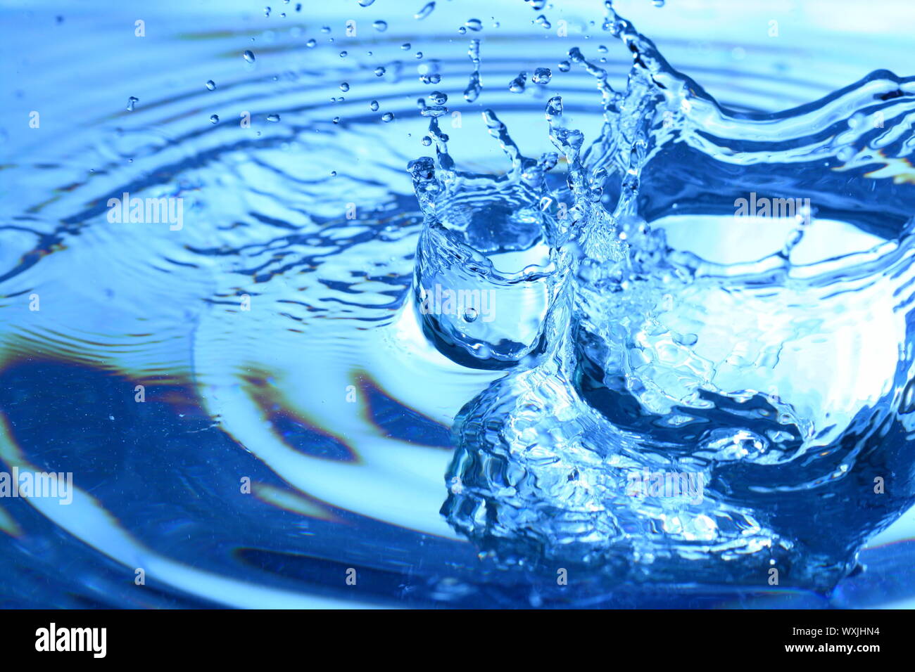 blue water splash macro close up Stock Photo - Alamy