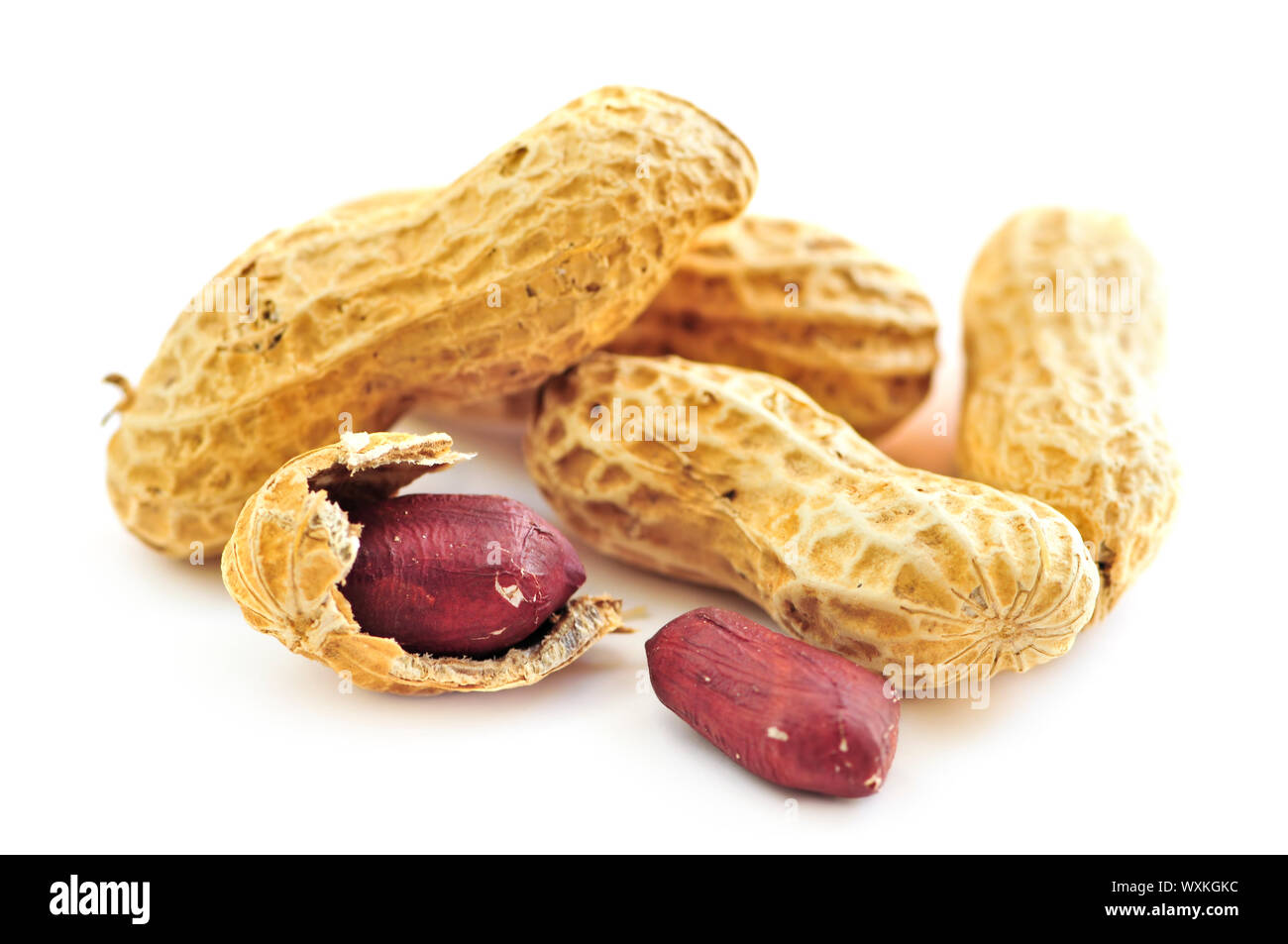 Peanuts with skins hires stock photography and images Alamy