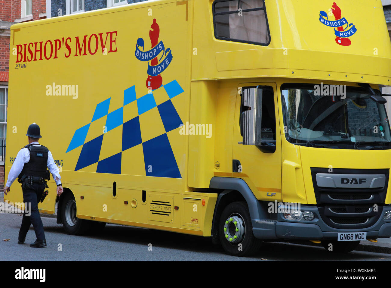 a-removal-van-outside-no-10-downing-street-in-westminster-hi-res-stock