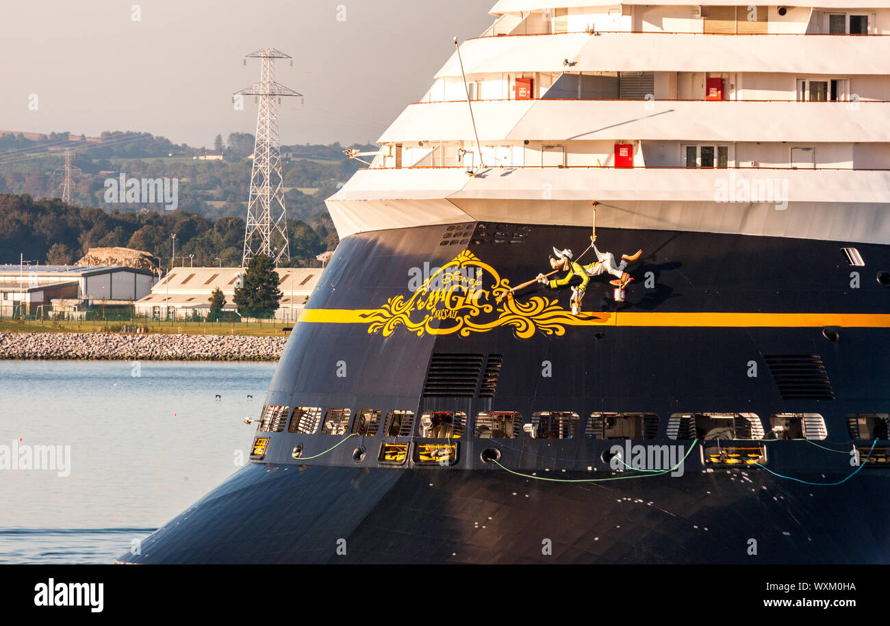 Cobh, Cork, Ireland. 17th September, 2019. Cartoon Character Goofy  hanging on the stern of the cruise ship Disney Magic as she arrives  in Cobh on her way to Ringaskiddy, Co. Cork, Ireland where she will spend the day bringing 2834 visitors to the city. - Credit;  David Creedon / Alamy Live News Stock Photo
