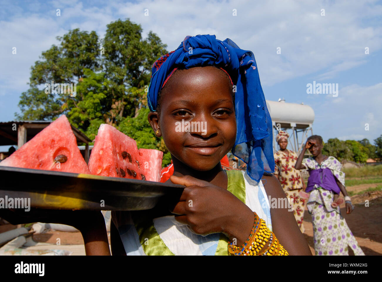 MALI, village Faragouaran , girl sells watermelon pieces on the market / Markt im Dorf Faragouaran, Maedchen verkauft Wassermelone um Geld zu verdienen Stock Photo
