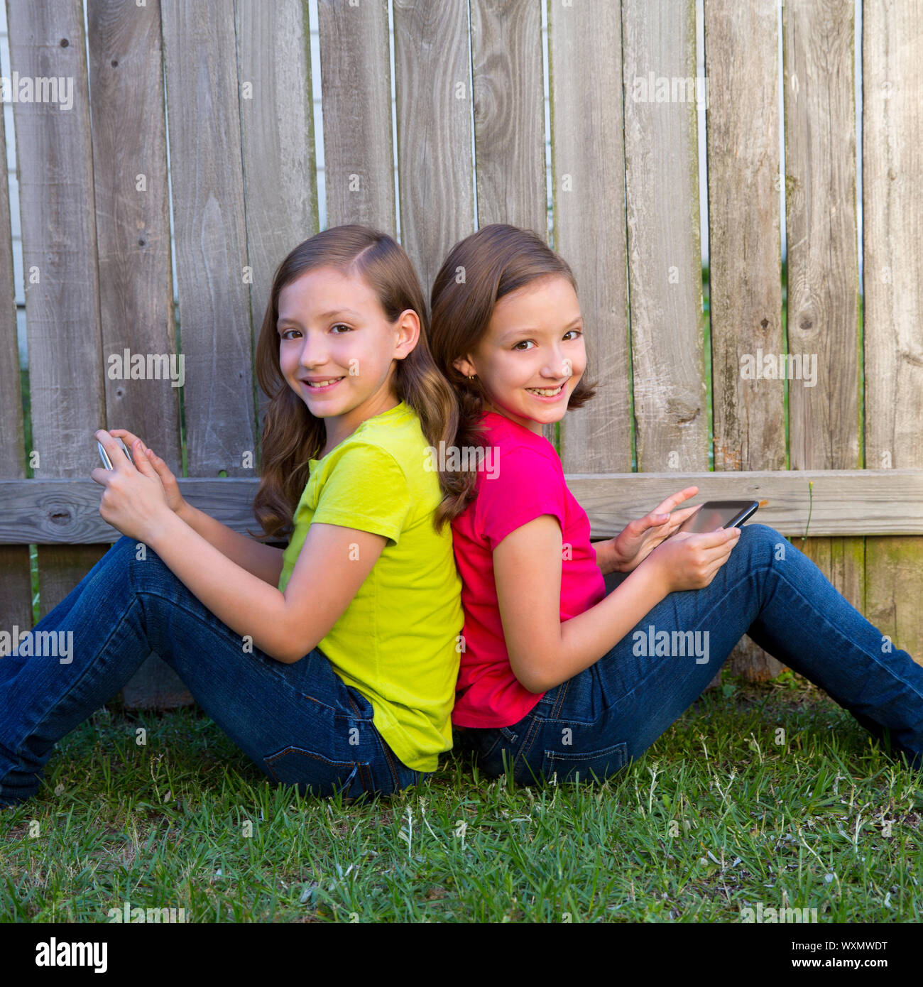 Little girl sisters. Девочки во дворе. Девочки подростки во дворе. Двойняшки девочки на лужайке фото. Играем с сестрой на даче.