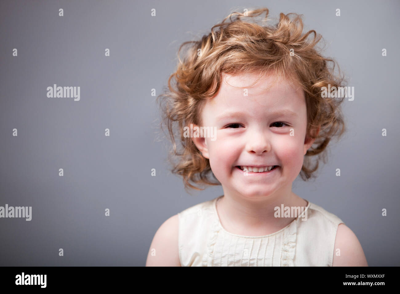 Portrait of happy 5 years old girl Stock Photo - Alamy
