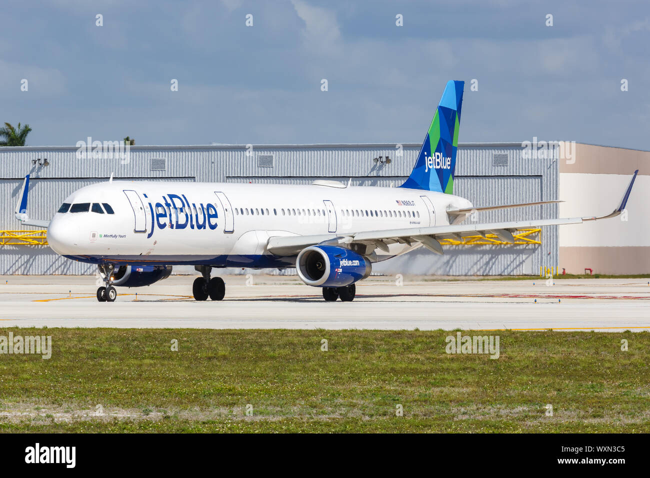 Fort Lauderdale, Florida – April 6, 2019: JetBlue Airbus A321 airplane at Fort Lauderdale airport (FLL) in Florida. Stock Photo