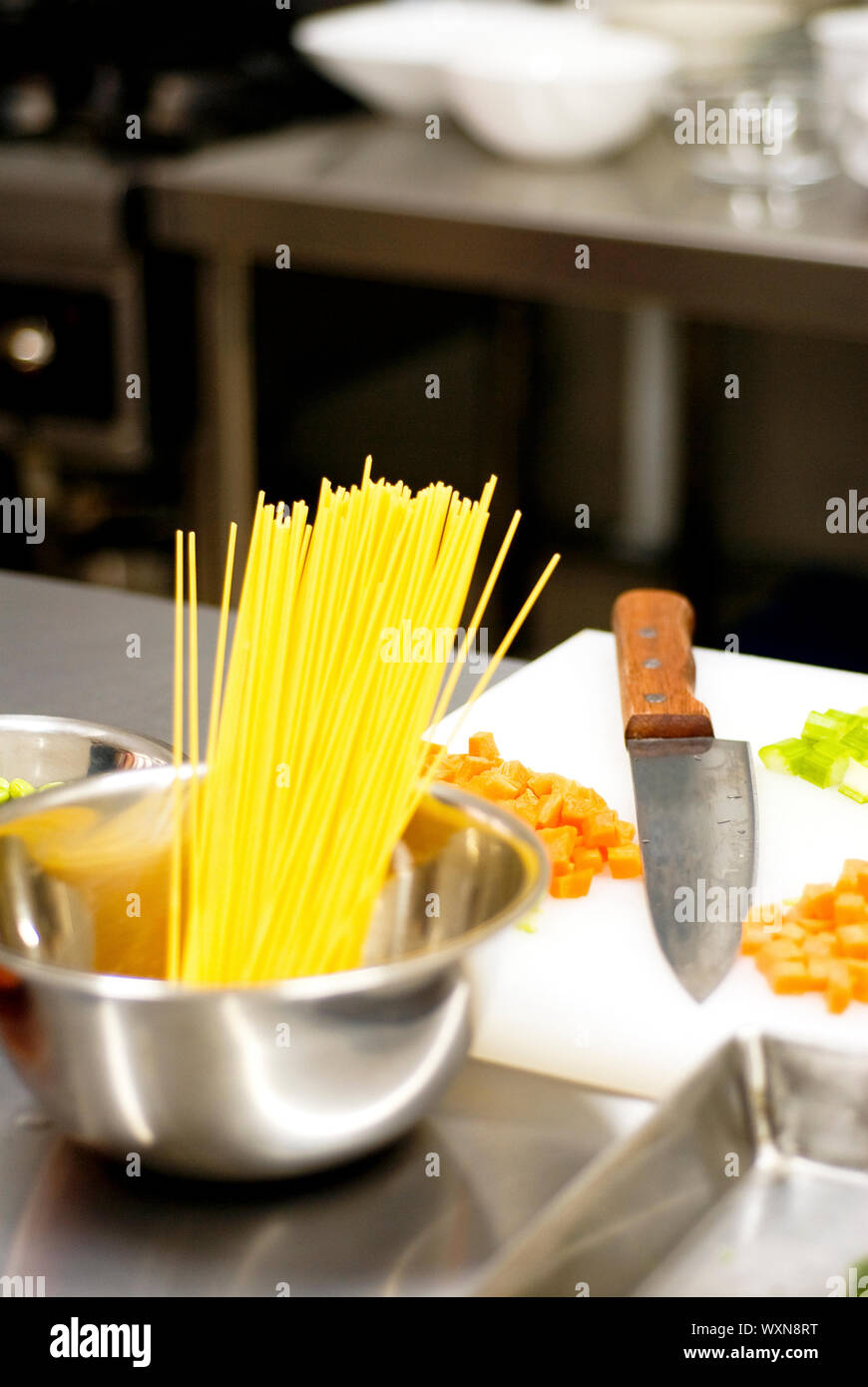 Italian Spaghetti Pasta On A Typical Full Equipped Restaurant Kitchen WXN8RT 