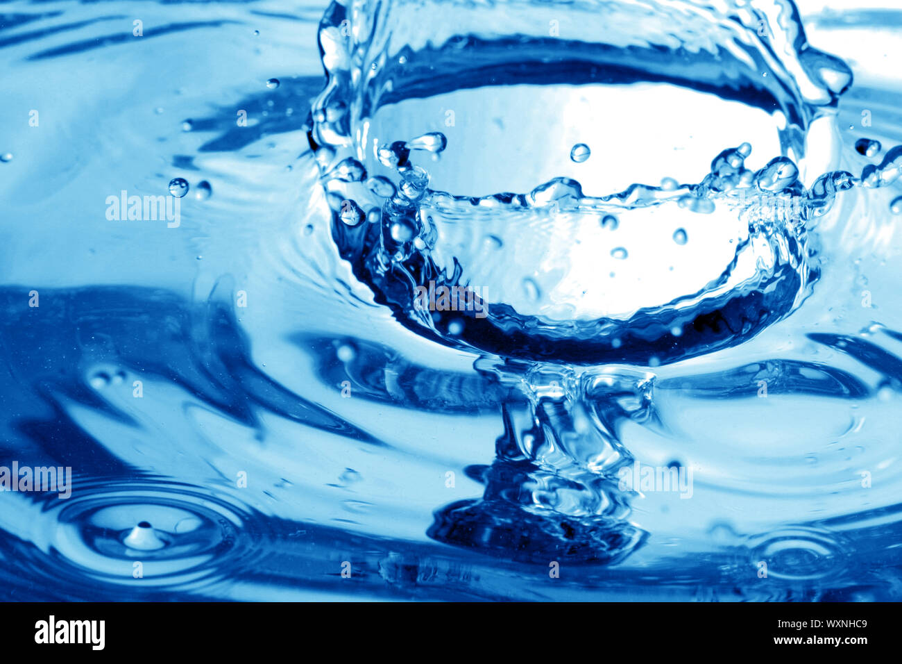 blue water splash macro close up Stock Photo - Alamy