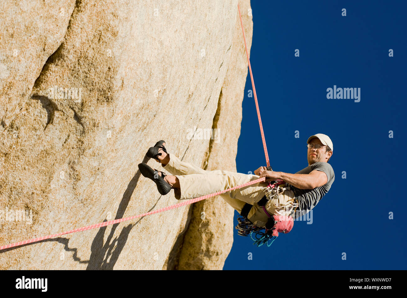 картинки спуск со скалы. скалолаз jpg. виа феррата красные пещеры. виа феррата медовые водопады. спуск со скалы.