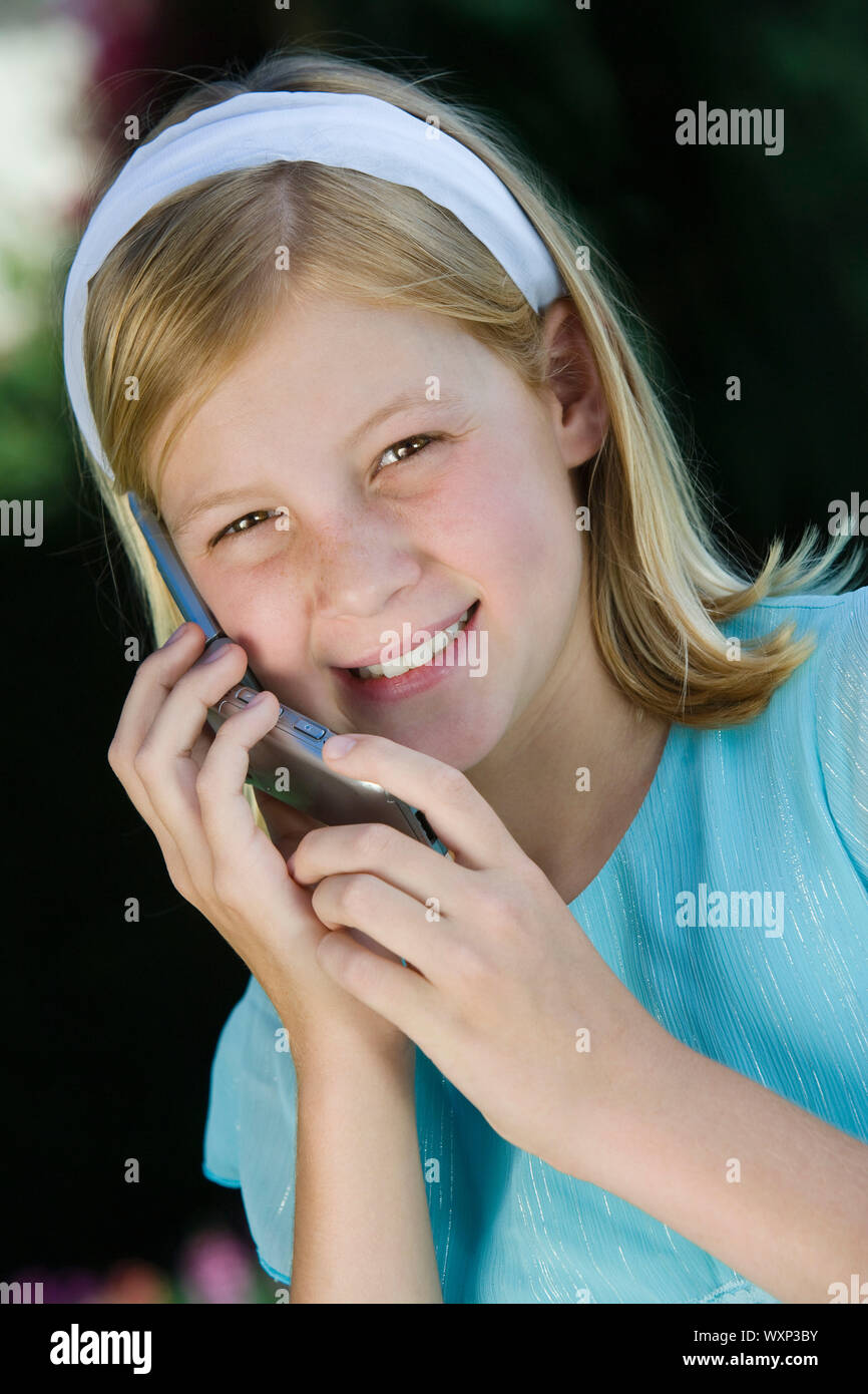 Pre teen girl mobile phone hi-res stock photography and images - Alamy