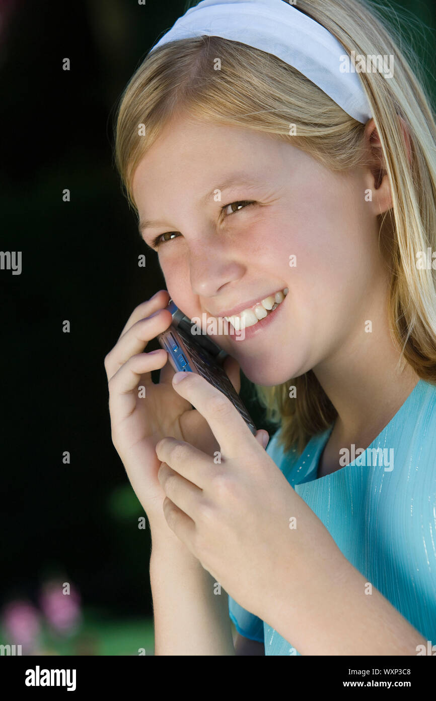 Pre teen girl mobile phone hi-res stock photography and images - Alamy