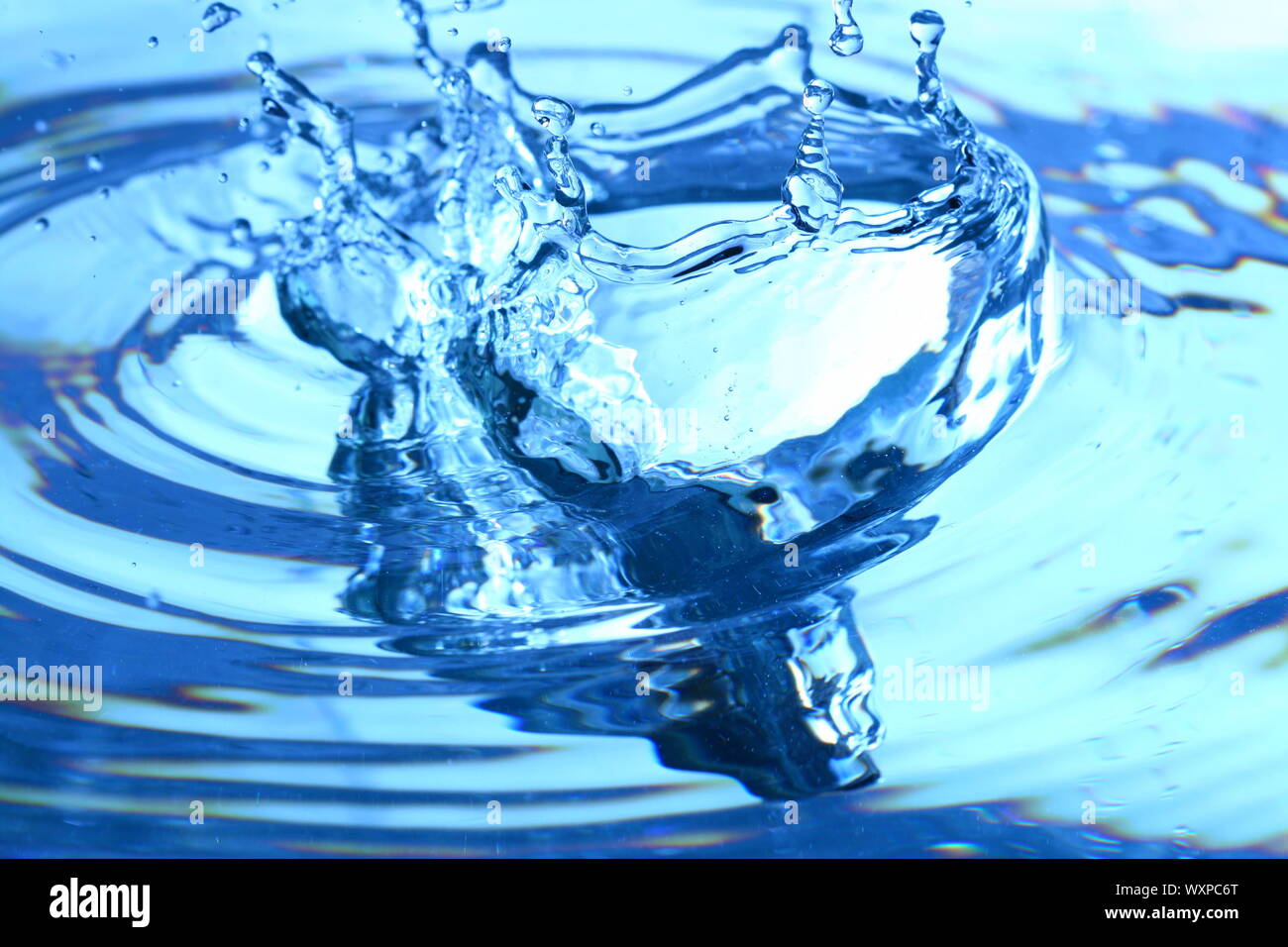 blue water splash macro close up Stock Photo - Alamy