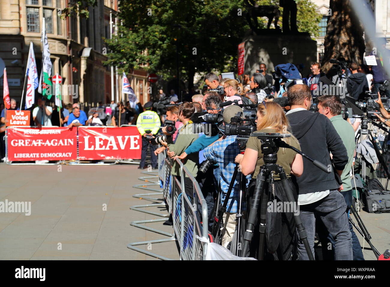London, UK. 17th Sep, 2019. Remainers and Brexiteers gather at the Supreme Court amidst hightened interest of the media. Credit: Uwe Deffner/Alamy Live News Stock Photo