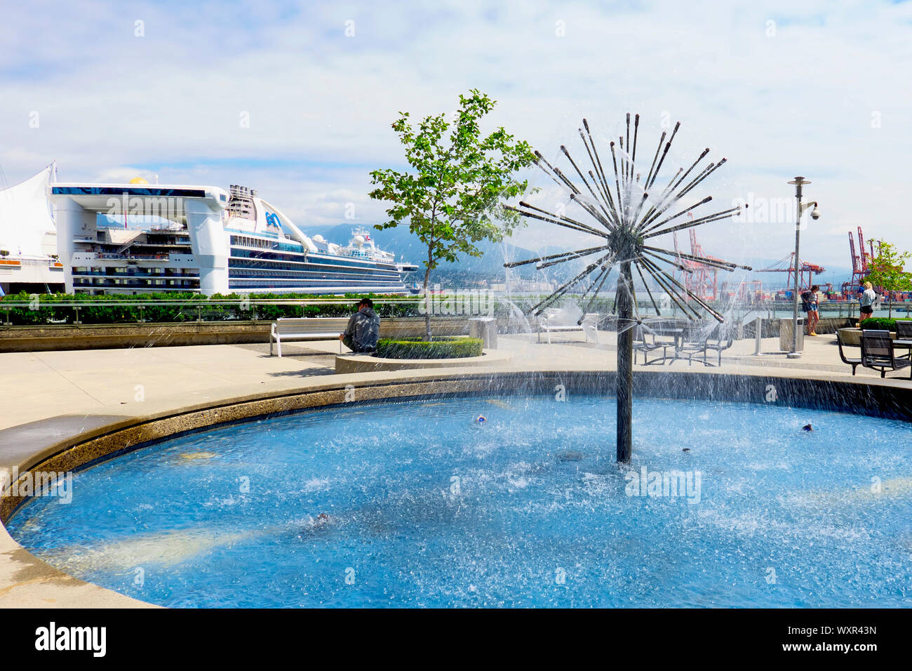 Round water feature hires stock photography and images Alamy