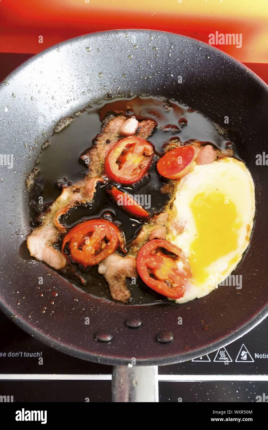 https://c8.alamy.com/comp/WXR50M/fry-up-breakfast-of-bacon-egg-and-tomatoes-WXR50M.jpg
