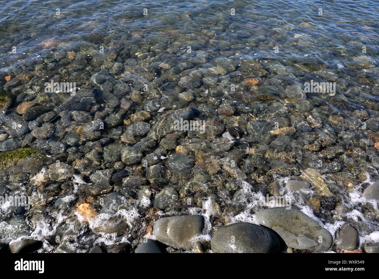 Foam on the rocks hi-res stock photography and images - Alamy
