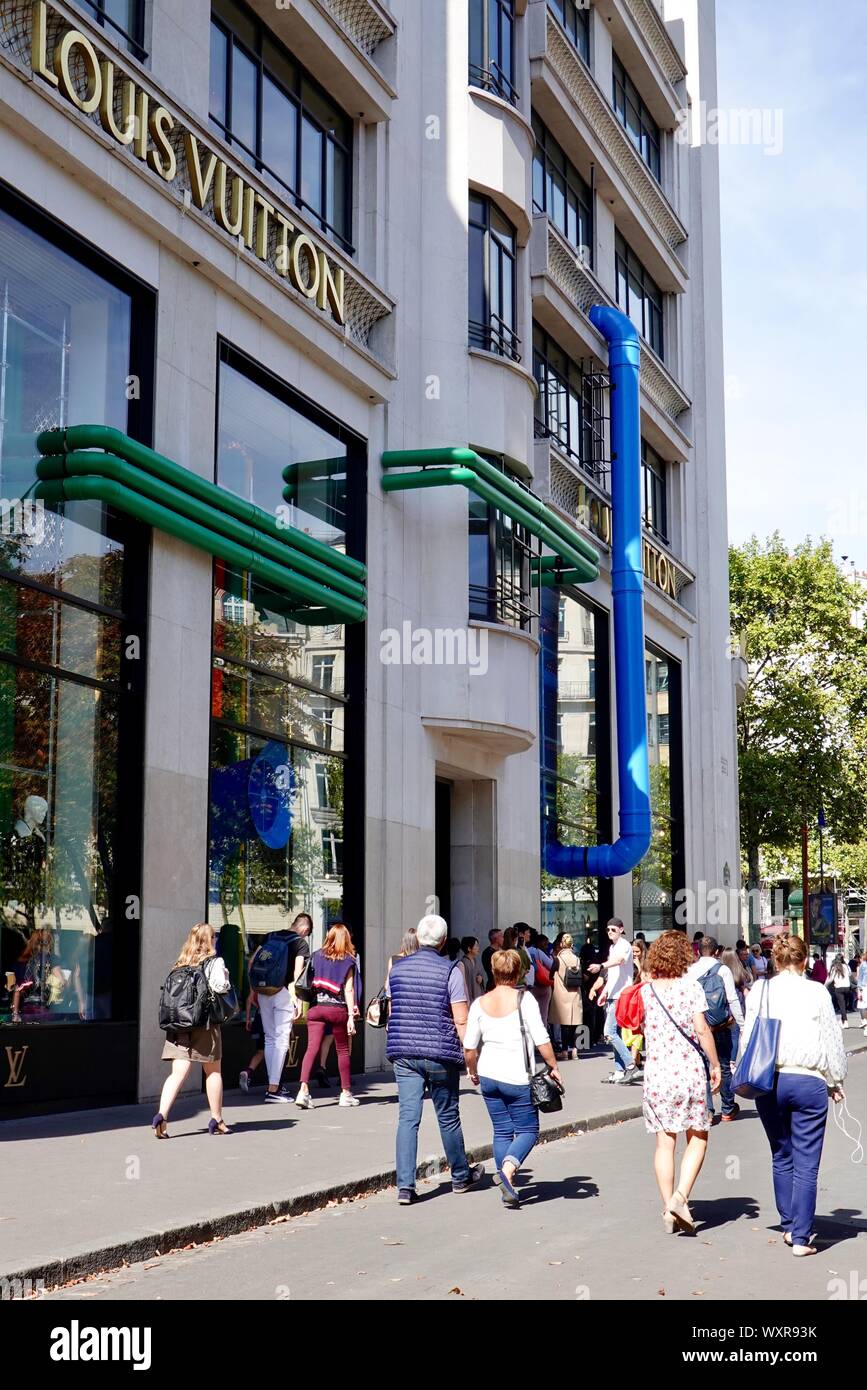 General view outside the Louis Vuitton Maison Vendôme store, where News  Photo - Getty Images