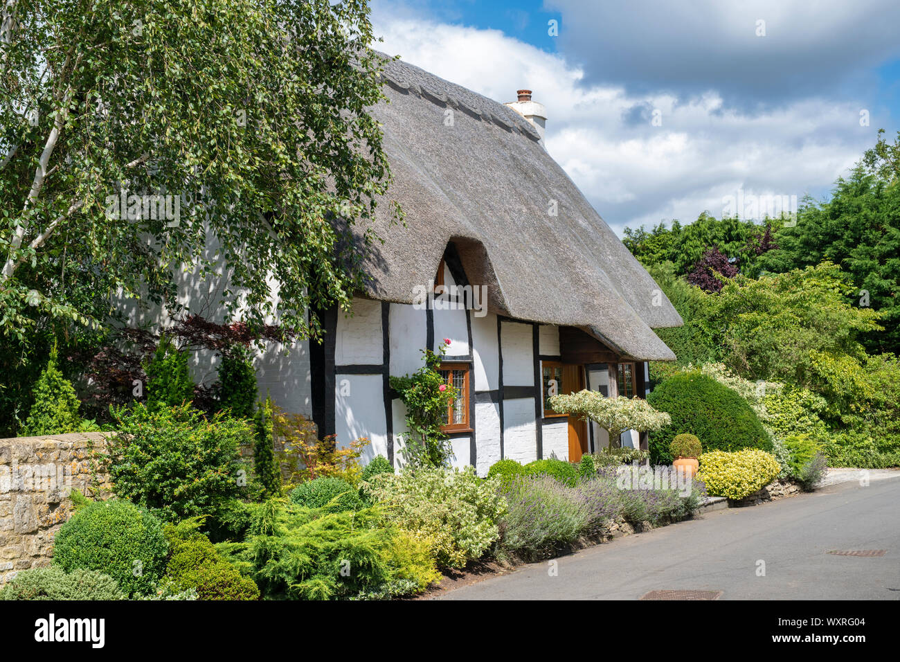 Thatched black and white timber framed cottage along manor lane. Little Comberton , Cotswolds, Wychavon district, Worcestershire, UK Stock Photo