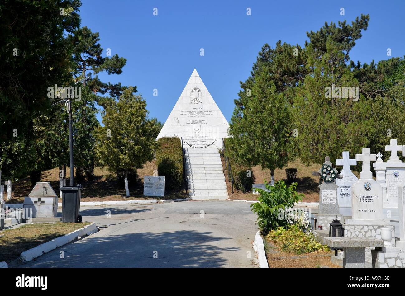 Medgidia, eine Stadt in der Dobrudscha, Rumänien: Heldenfriedhof, Pyramide zu Ehren der serbischen Armee Stock Photo