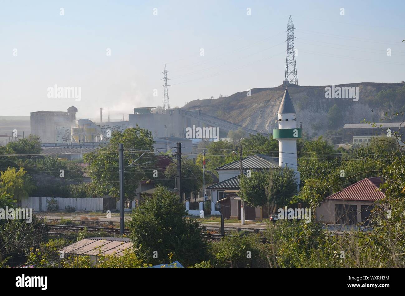Murfatlar, eine Stadt in der Dobrudscha, Rumänien: Moschee vor Fabrik, Kieswerk Stock Photo