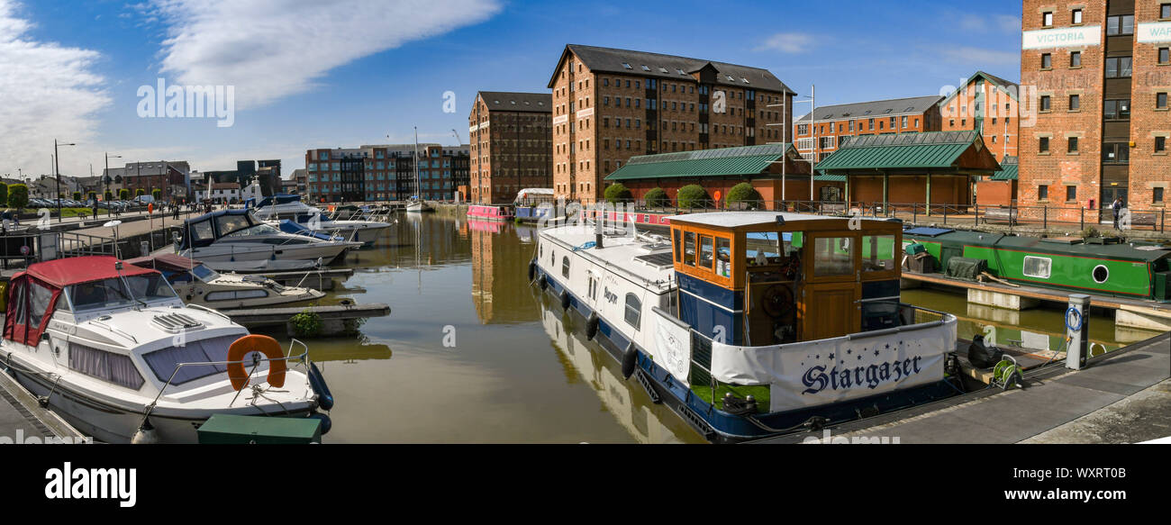 GLOUCESTER QUAYS, ENGLAND - SEPTEMBER 2019: Panoramic view of boats moored in the regenerated former docks in the Gloucester Quays. Stock Photo