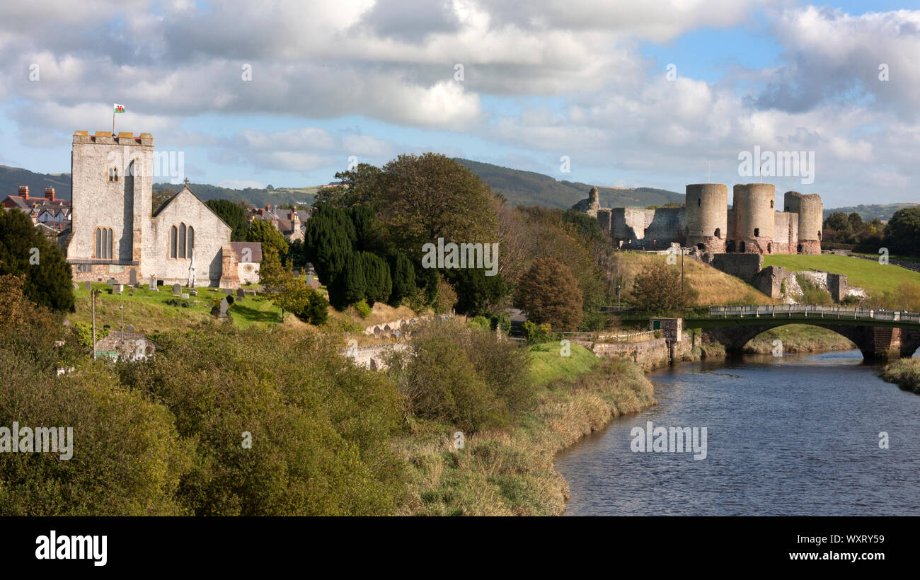 River Clwyd with St Mary's Church & Rhuddlan Castle (Castelle Rhuddlan) in distance. The castle was erected by Edward 1 in 1277 after the Welsh war Stock Photo
