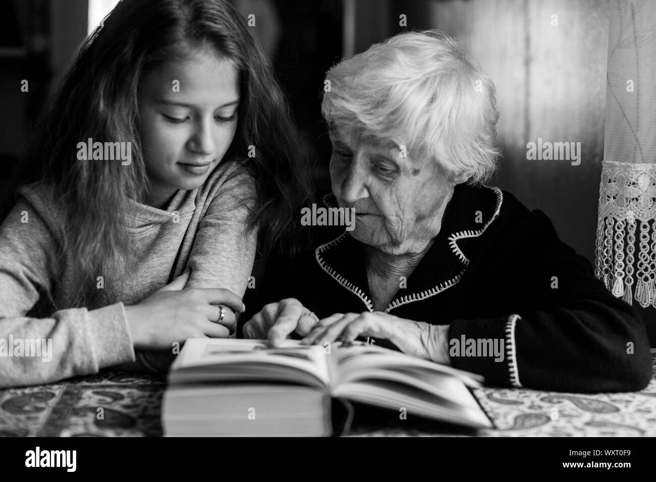 Baby book reading Black and White Stock Photos & Images - Page 2