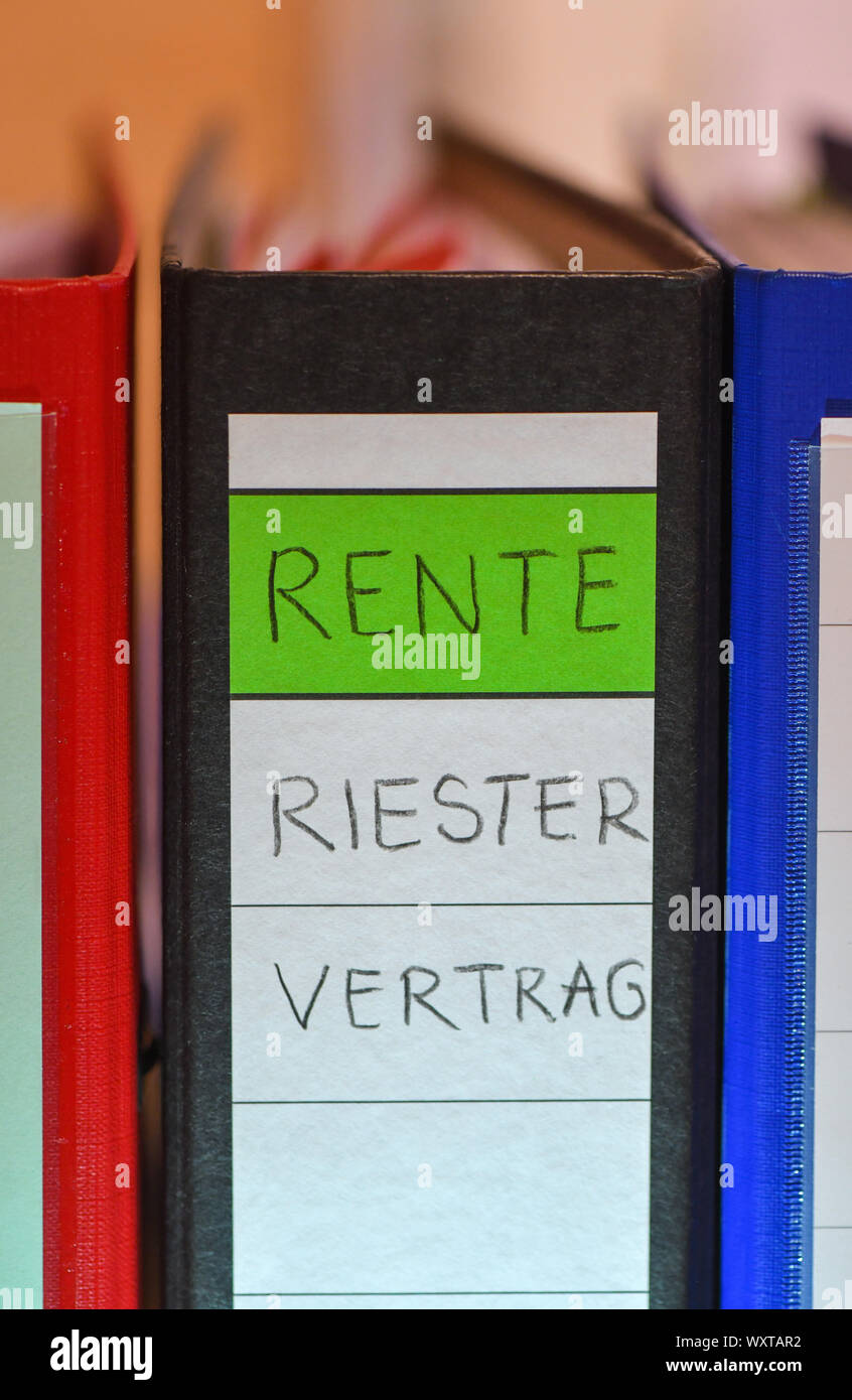 Sieversdorf, Germany. 17th Sep, 2019. ILLUSTRATION: A folder with the inscription 'Rente Riester Vertrag' stands between other folders. Consumer protectors have criticized the practice of some insurers of asking Riester savers to pay twice in certain cases. Credit: Patrick Pleul/dpa-Zentralbild/dpa/Alamy Live News Stock Photo