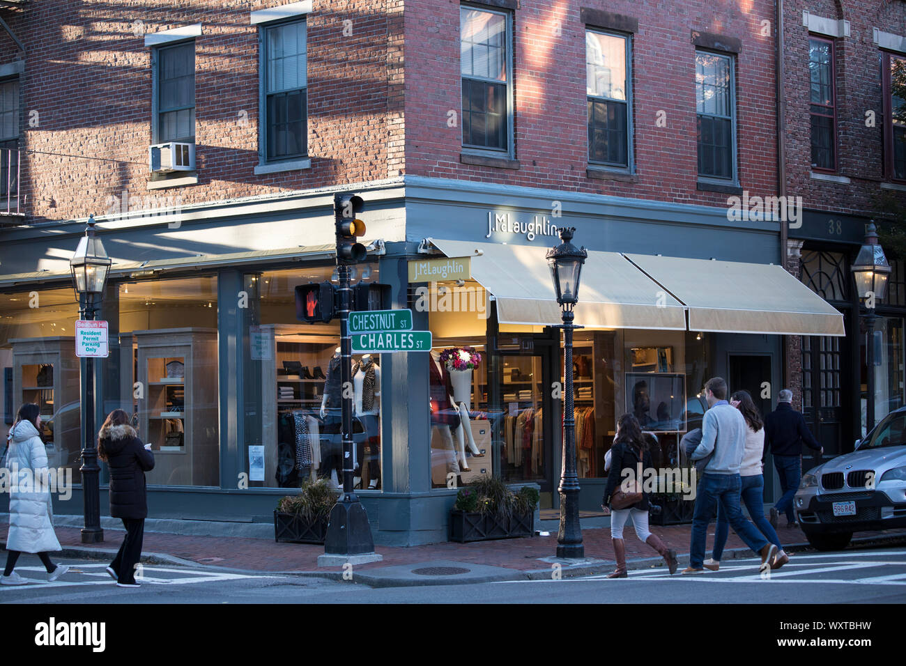 Street scene of young people strolling in the shopping district of Charles Street and Chestnut Street in Beacon Hill historic district, Boston, USA Stock Photo