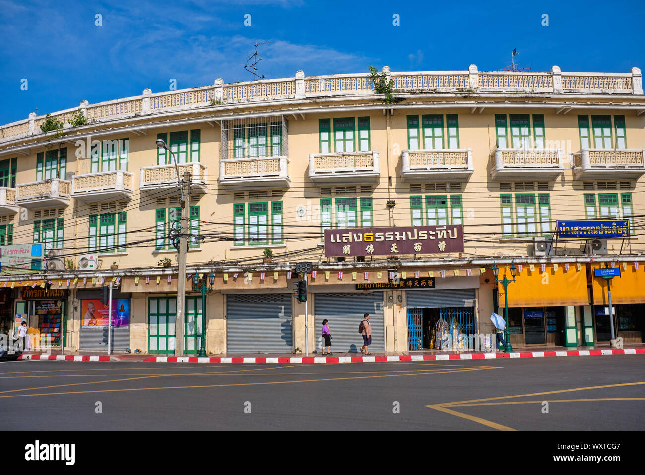An traditional old building with shophouses and apartments opposite the Giant Swing and Wat Suthat, in Dinso Road, Sao Ching-Chaa, Bangkok, Thailand Stock Photo