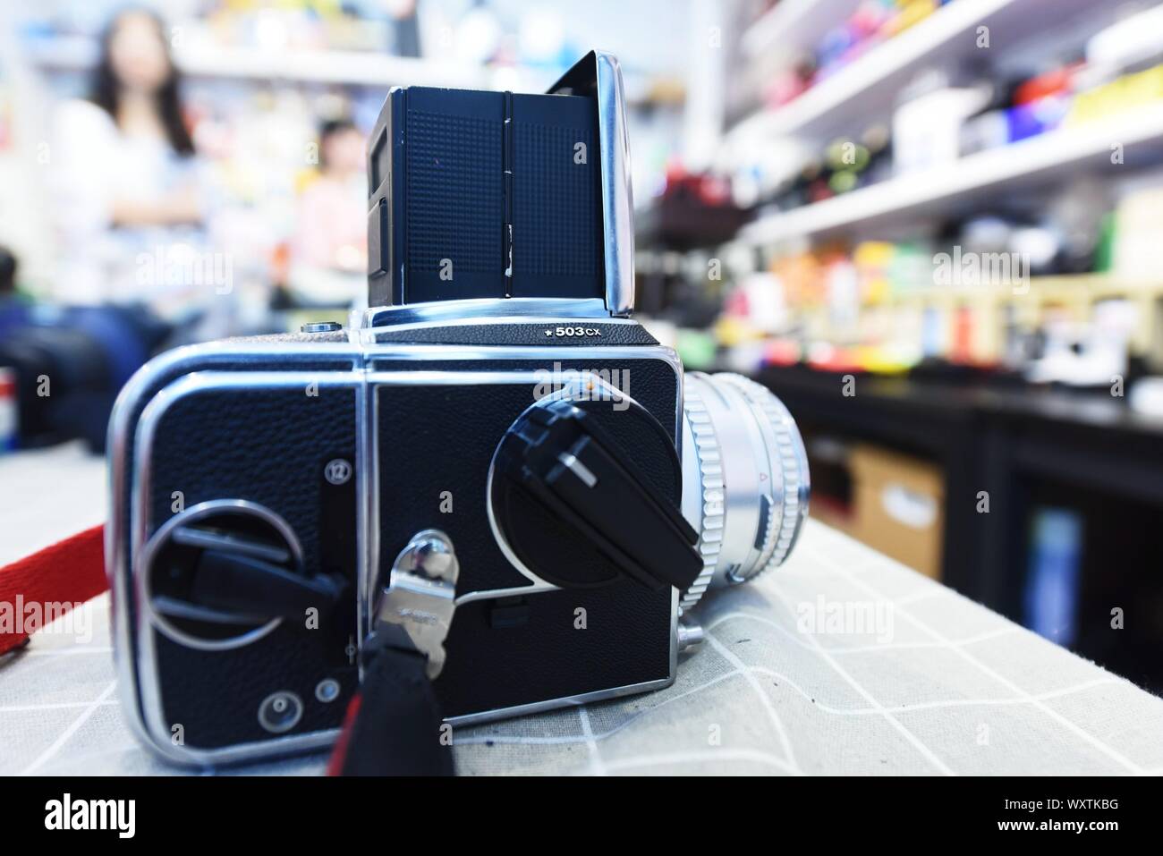 Zhejiang, Zhejiang, China. 18th Sep, 2019. Zhejiang, CHINA-A Hasselblad  503CX medium format film camera is taken at a second-hand polaroid camera  store in Hangzhou, east China'sZhejiang province, Sept. 18, 2019.Recently,  the video