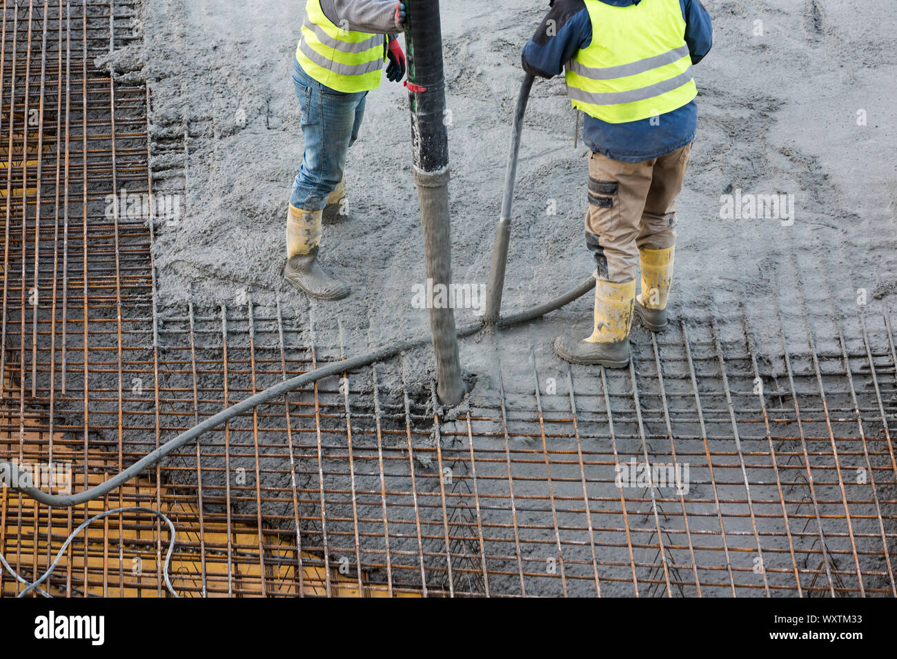 distribution of fresh concrete in the reinforcement Stock Photo