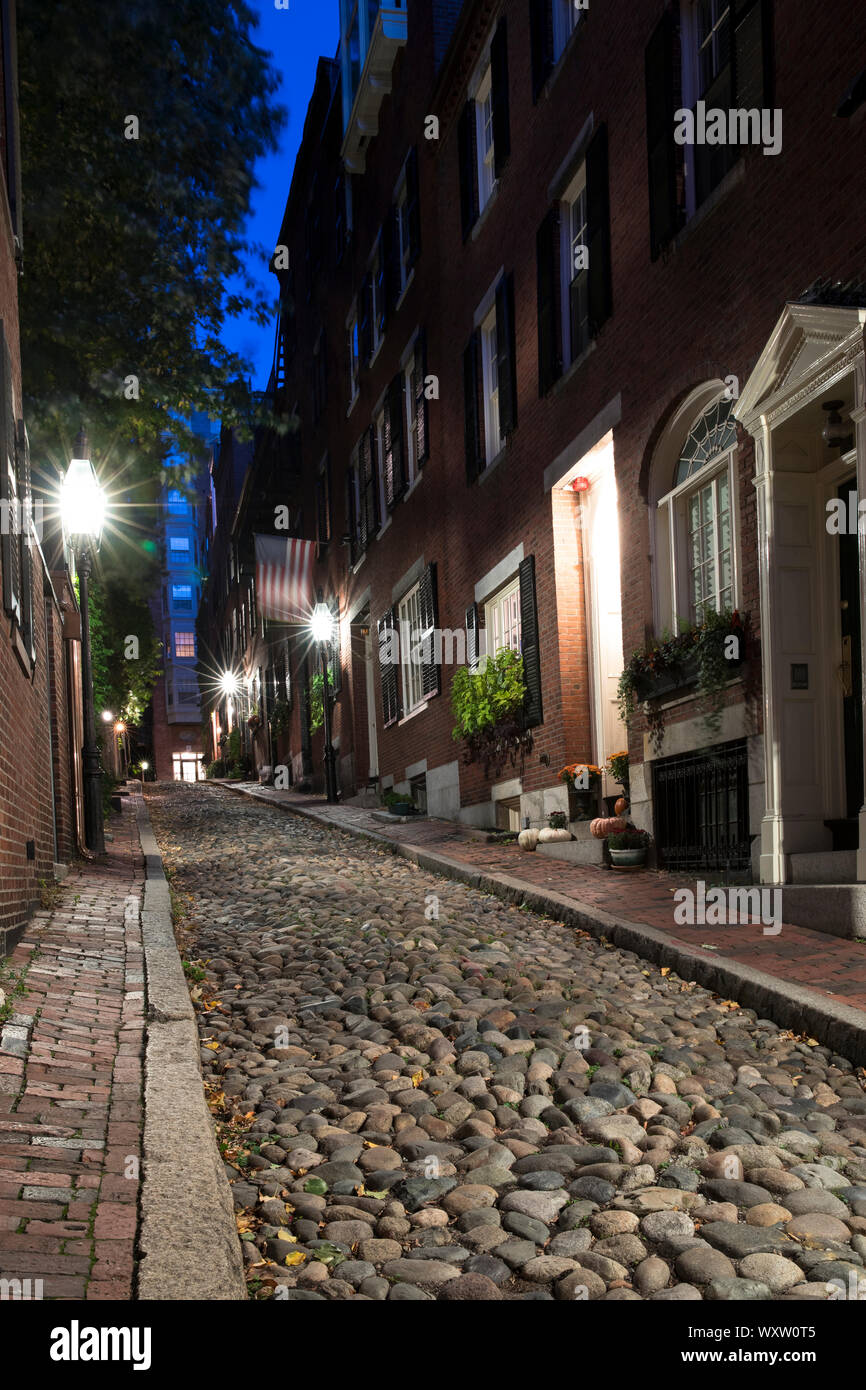 Acorn Street at night, in Beacon Hill, Boston, Massachusetts Stock Photo -  Alamy