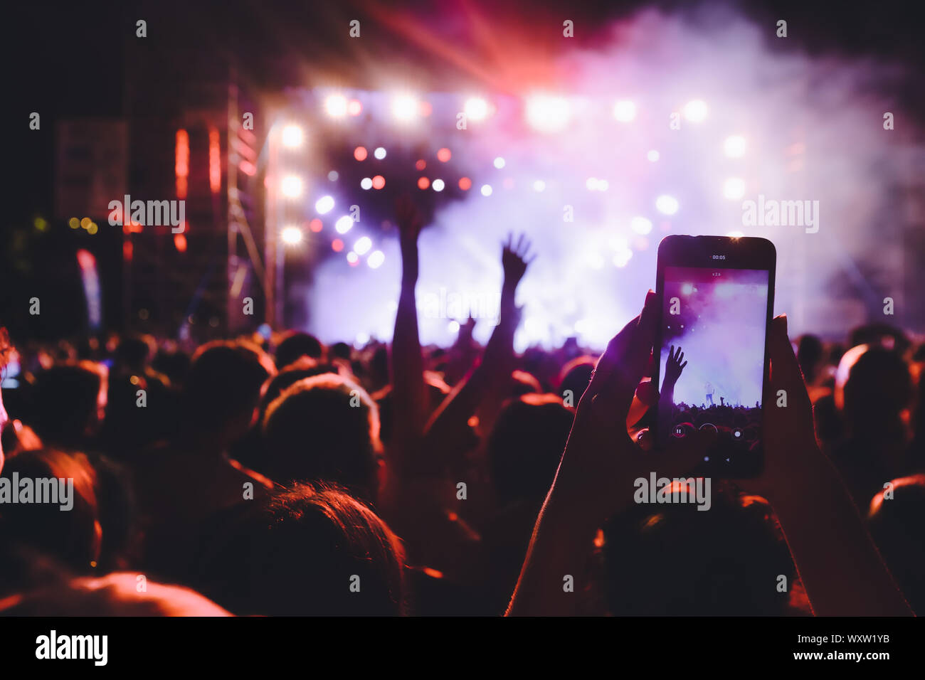 Concert crowd stage concert hi-res stock photography and images - Alamy