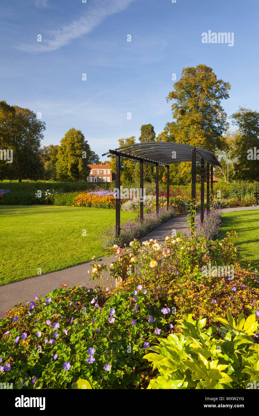 Barton-upon-Humber, North Lincolnshire, UK. 17th September 2019. UK Weather: The Chad Varah Memorial Garden in Baysgarth Park, on a sunny September evening in early autumn. Credit: LEE BEEL/Alamy Live News. Stock Photo