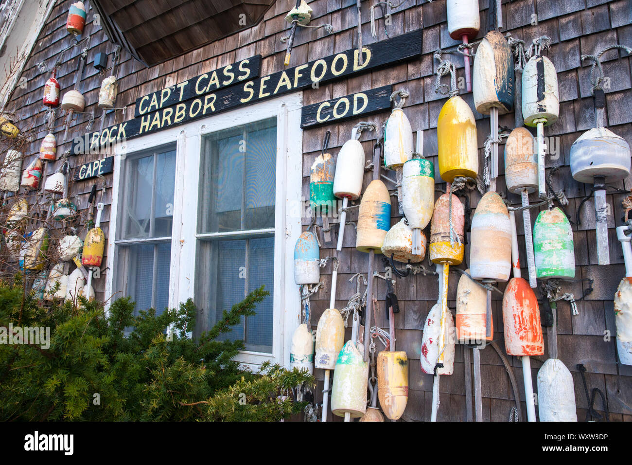 Oak shingles and colourful lobster buoys at Captain Cass - Cap't Cass Rock Harbor Seafood Cafe at Orleans, Cape Cod, New England, USA Stock Photo