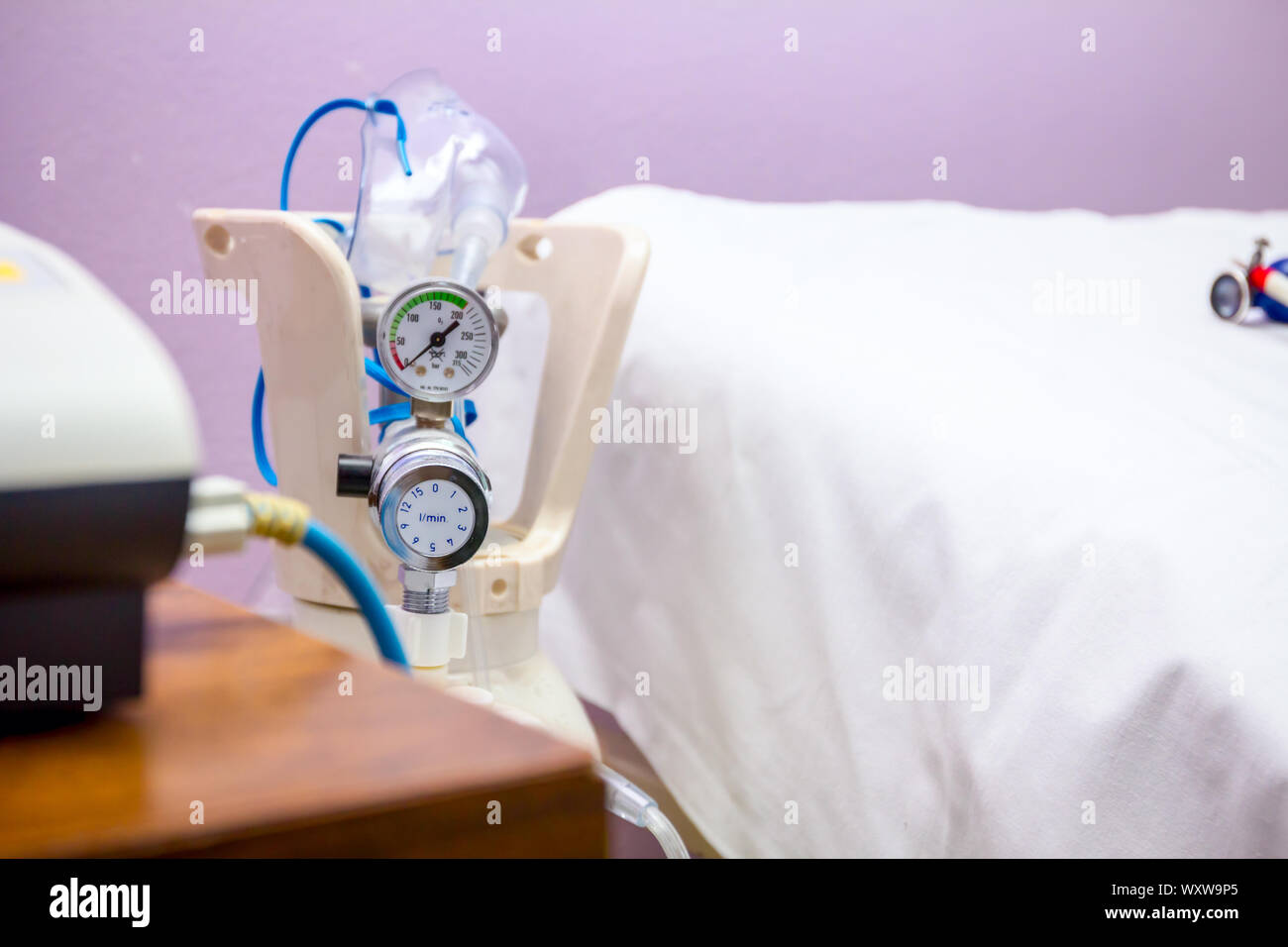 Oxygen hospital bed tank hires stock photography and images Alamy