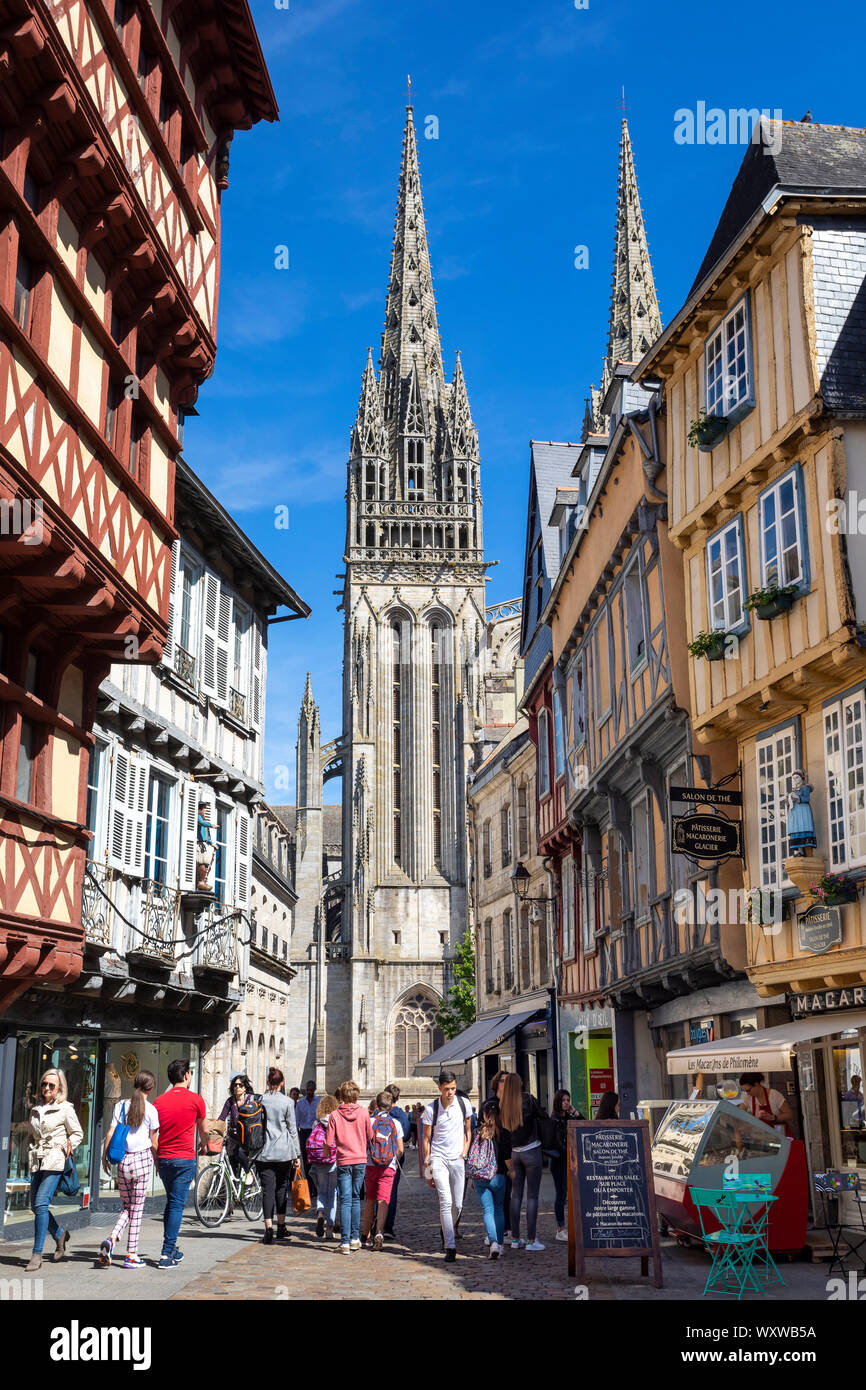 Quimper (Brittany, north-western France): spires of the Cathedral of Saint-Corentin and medieval half-timbered houses in the street “rue Kereon” Stock Photo