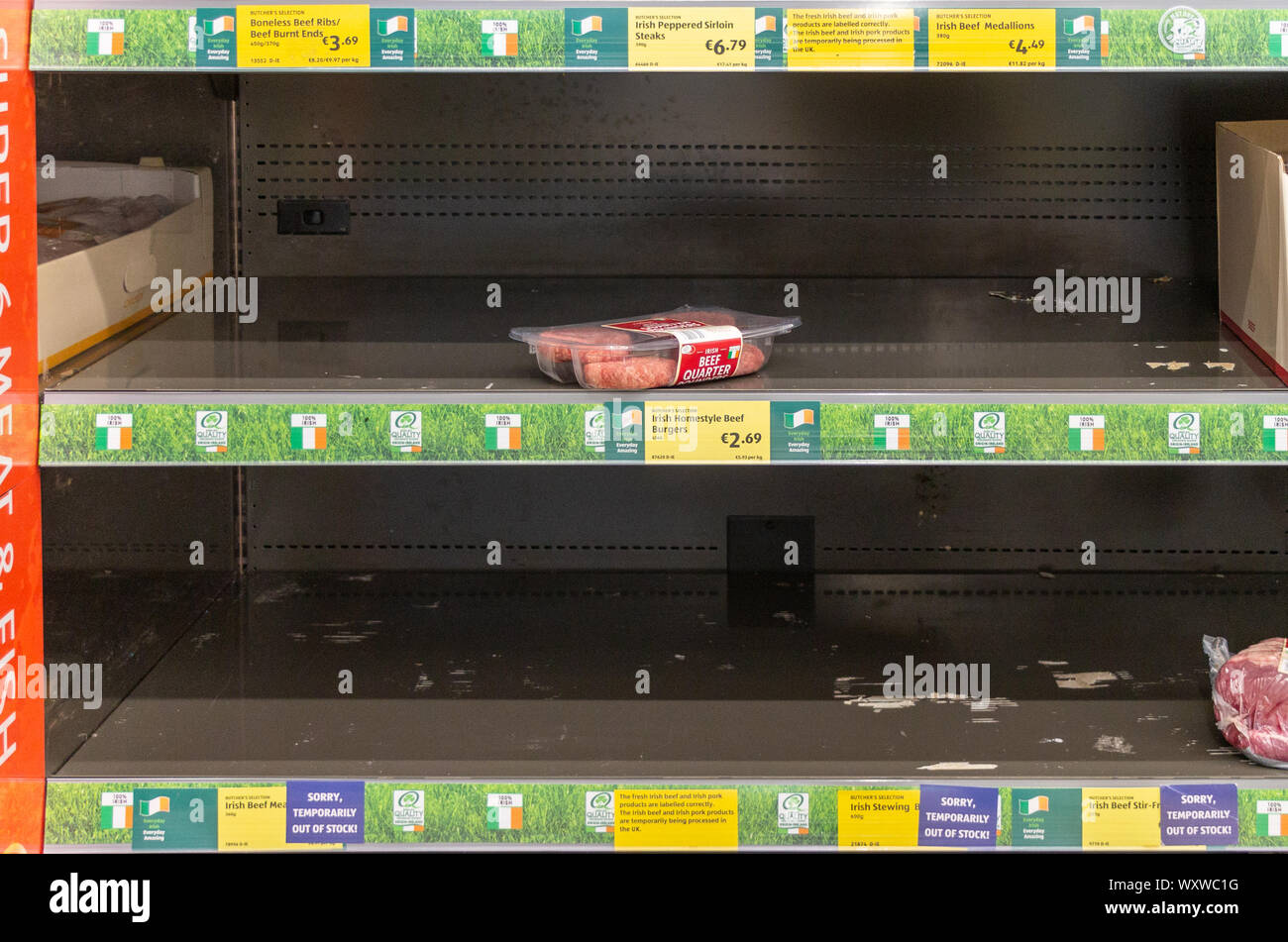 Supermarket shelves empty hires stock photography and images Alamy
