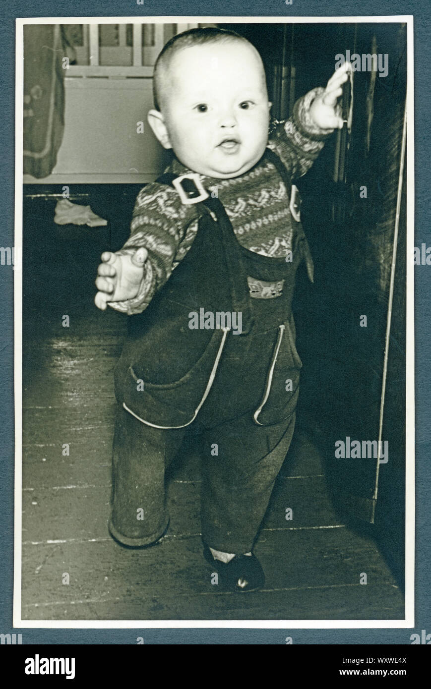 Europa, Deutschland, Hamburg, Gehversuche eines Kleinkindes, in den 1950er Jahren .  /  Europe, Germany, Hamburg, walking attempts of a young child , in the 1950th . Stock Photo