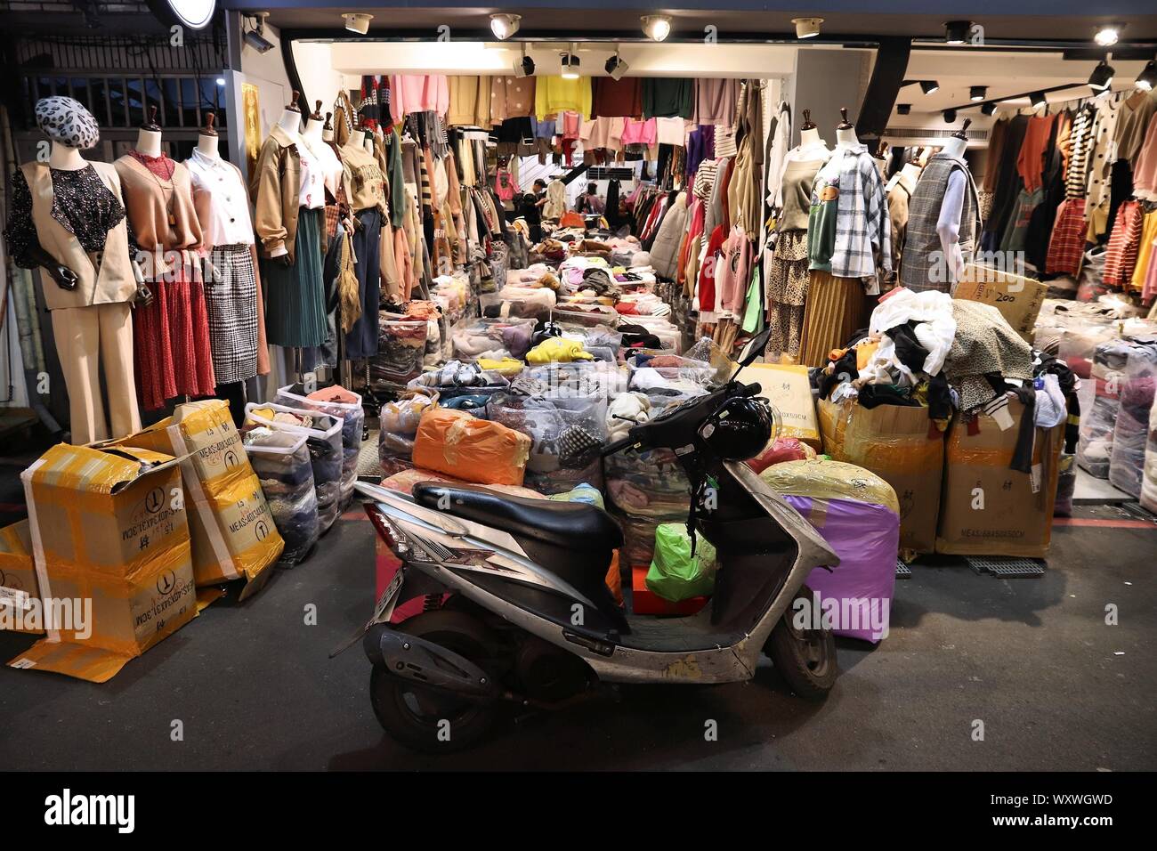 TAIPEI, TAIWAN - DECEMBER 4, 2018: Wufenpu fashion wholesale shopping  market in Taipei. There are more than 1,000 clothes shops in the area Stock  Photo - Alamy