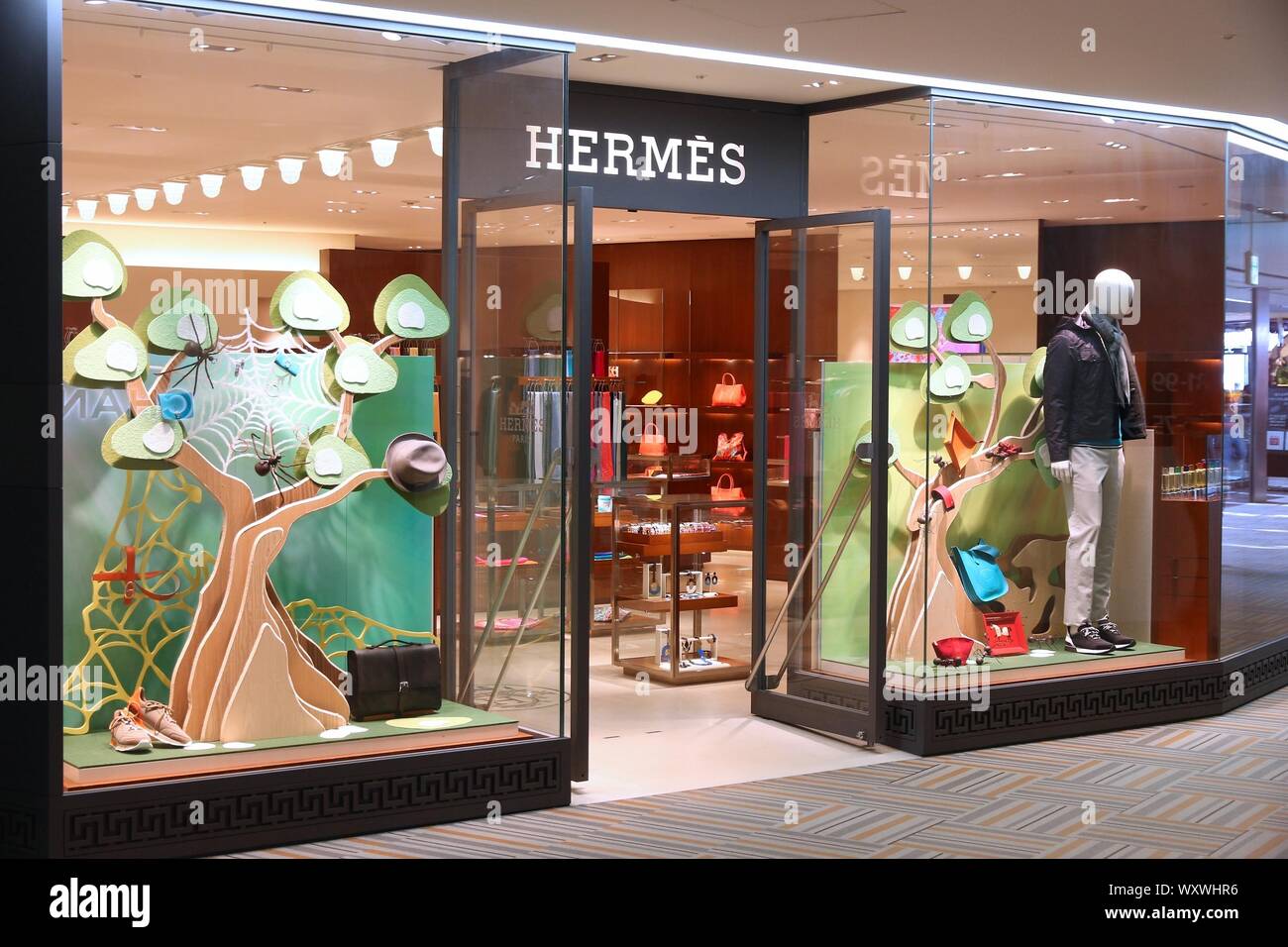 Hermes storefront hi-res stock photography and images - Alamy