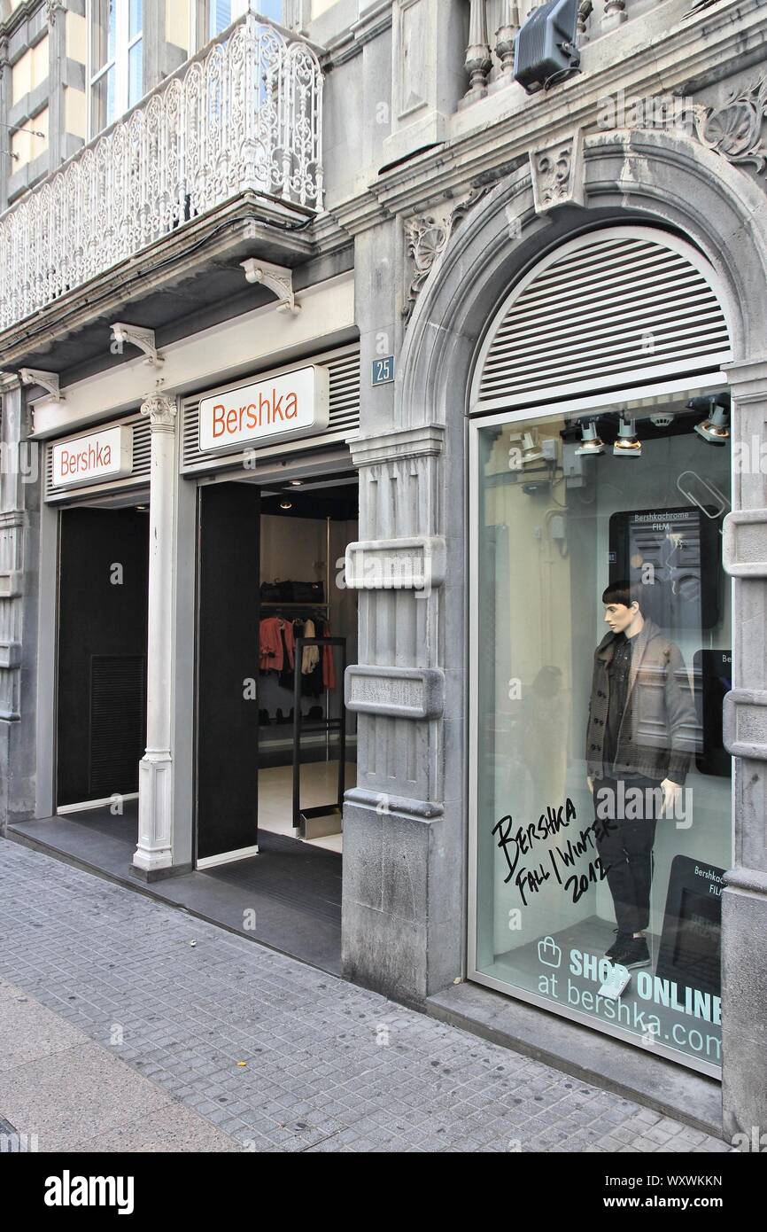 SANTA CRUZ DE TENERIFE, SPAIN - OCTOBER 27, 2012: Bershka fashion store in  Santa Cruz de Tenerife, Spain. Bershka has 910 stores in 64 countries Stock  Photo - Alamy