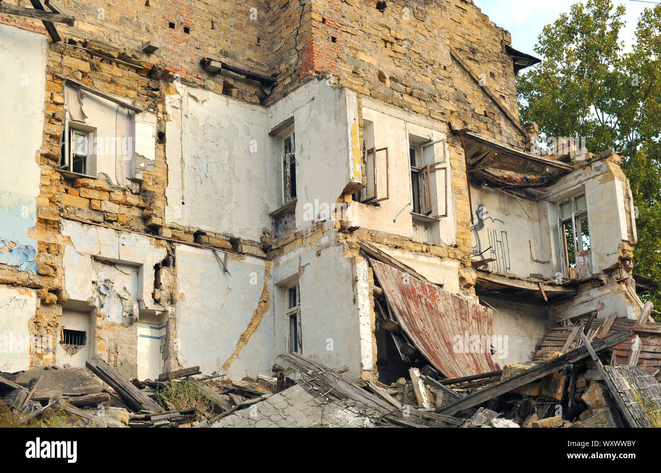 Earthquake disaster. Old destroyed house Stock Photo Alamy