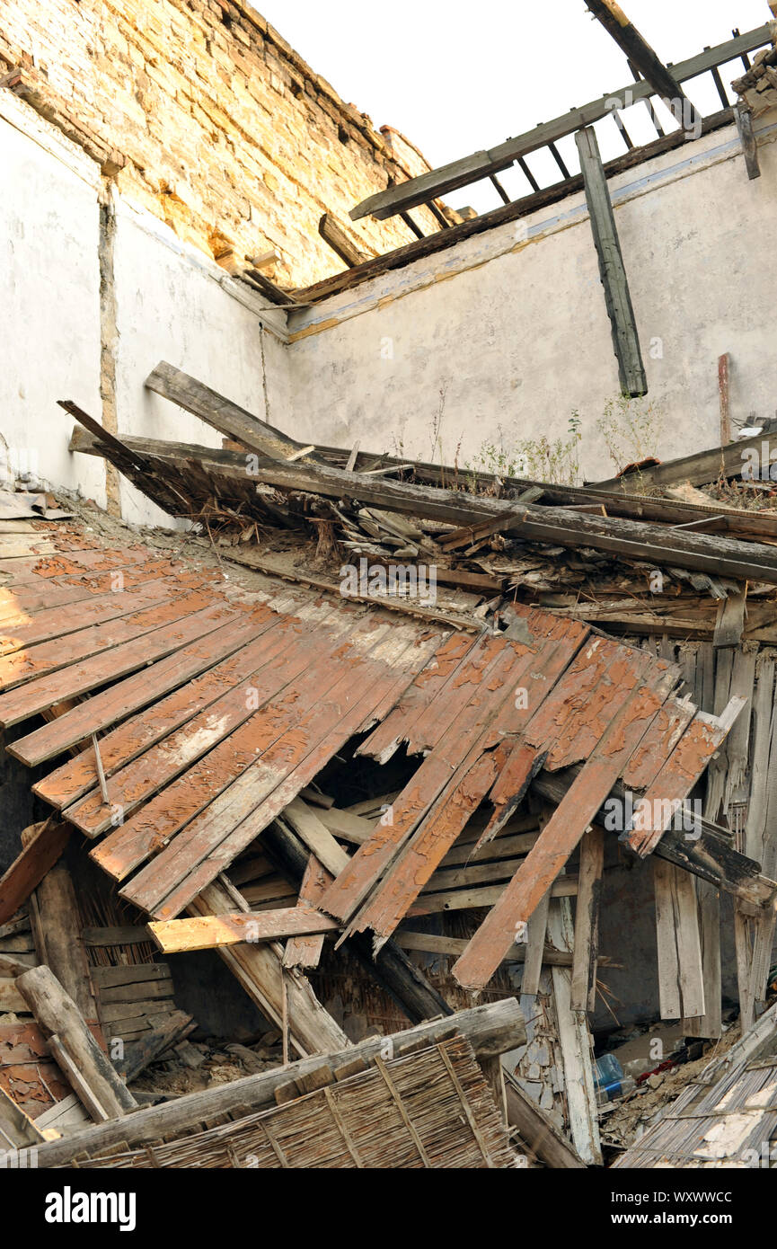 Earthquake disaster. Old destroyed house Stock Photo Alamy
