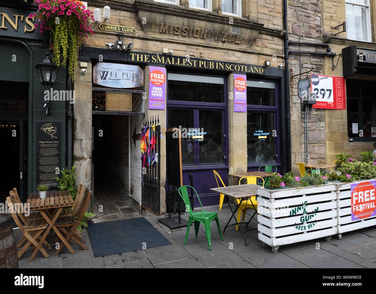 The 'Wee Pub' at Currie's Close in Edinburgh's Grassmarket claims to be 'The Smallest Pub in Scotland'. Stock Photo