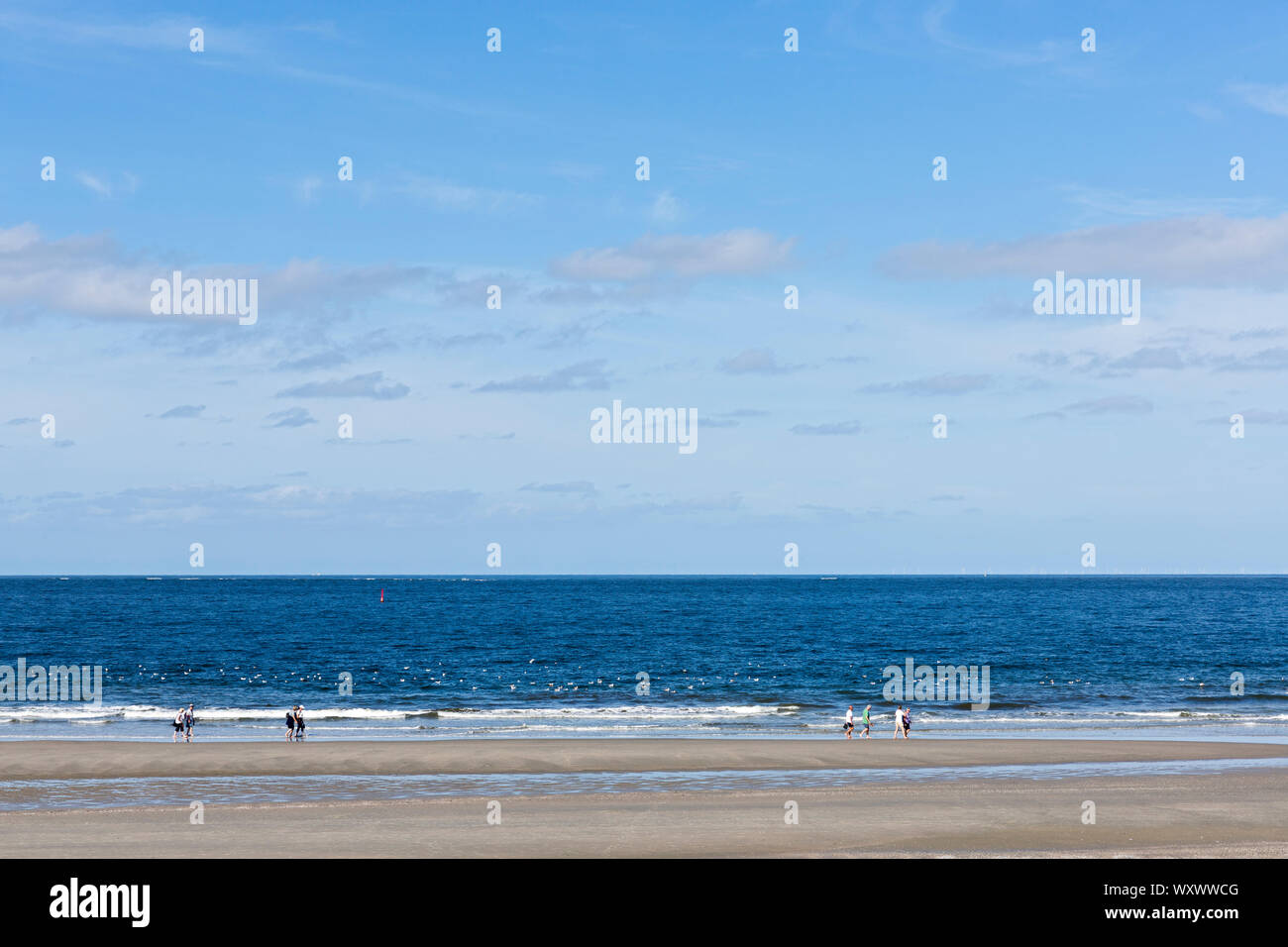 Norderney; Strand, Meer, Spaziergänger Stock Photo