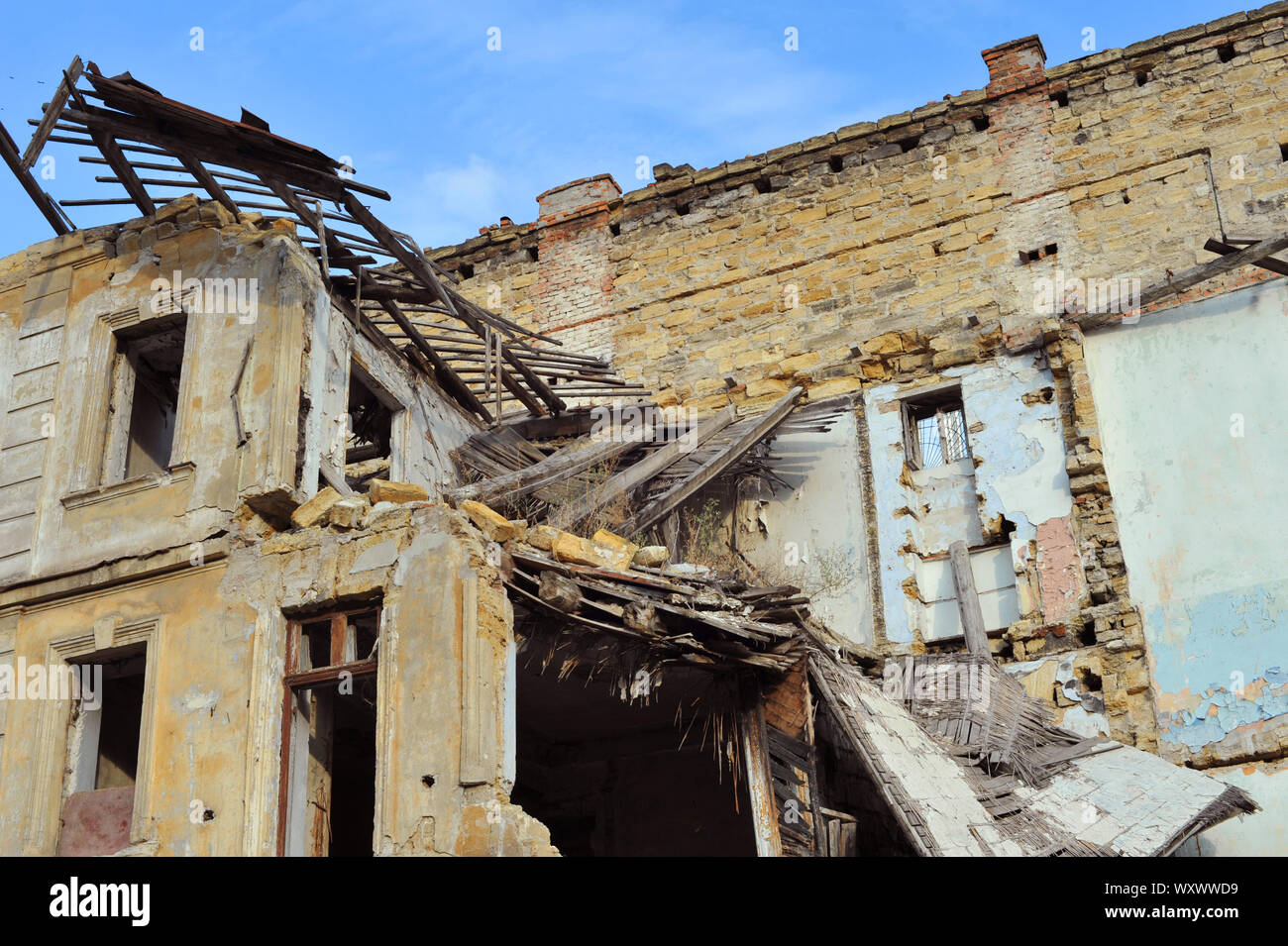 Earthquake disaster. Old destroyed house Stock Photo Alamy