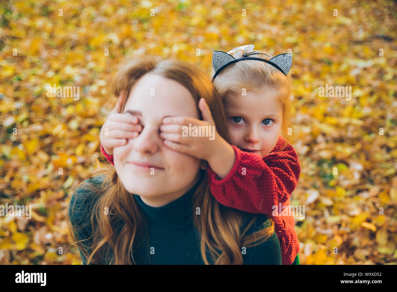guess who daughter close eyes to mother Stock Photo
