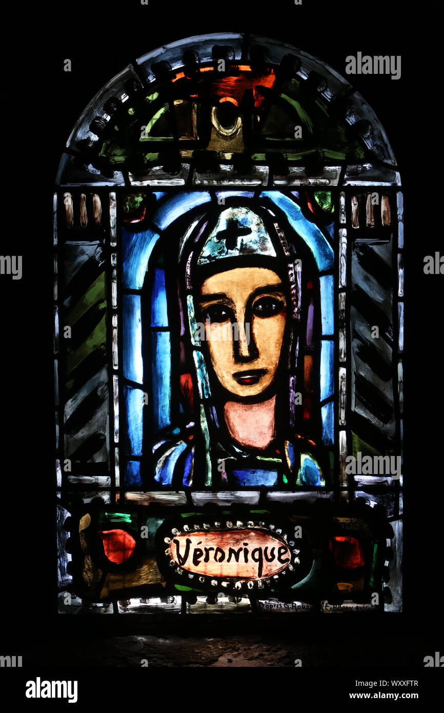 Sainte-Véronique. Vitrail. P. Bony. 1950. Eglise Notre-Dame de Toute Grâce. Plateau d'Assy. Passy. Haute-Savoie. France. Stock Photo